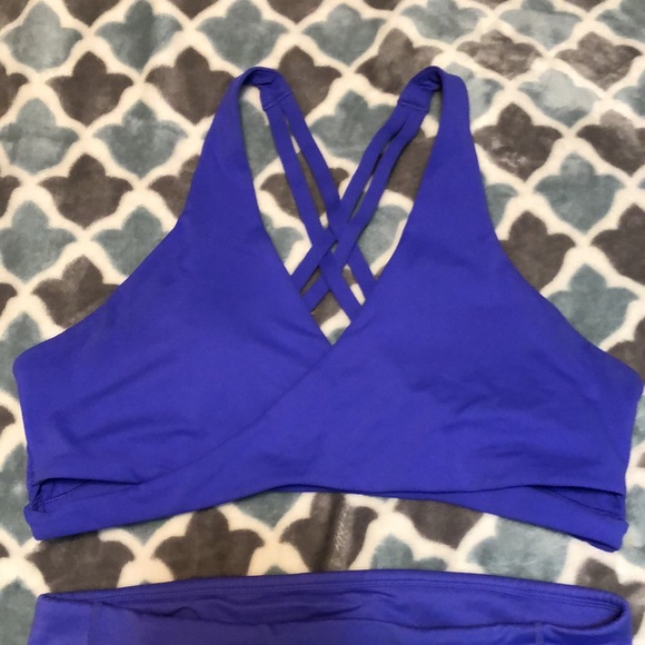 ✨2/$75 ✨ Fabletics bra & legging outfit - Picture 2 of 11